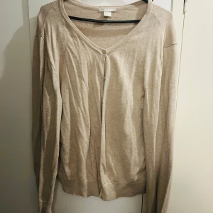 Beige kofta från Basic - Säljer en stilren beige kofta från Basic i storlek XL. Den är gjord av mjukt material och har långa ärmar samt knappar framtill. Perfekt för både höst och vår, och funkar lika bra till vardags som till lite finare tillfällen. Superbekväm och lätt att matcha med andra plagg! 🌟