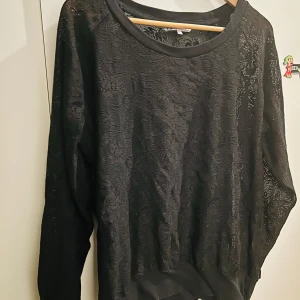 Svart spetsmönstrad tröja från Instinct - Säljer en elegant svart tröja från Instinct i storlek L. Tröjan har ett vackert spetsmönster som ger en stilren look. Den är långärmad och perfekt för både vardag och fest. Passar bra till höst och vinter. 🖤