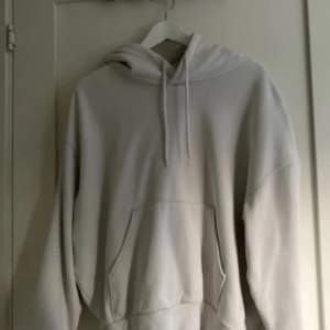 Vit oversized hoodie i storlek S från Weekday, säljer pågrund av att den inte används.