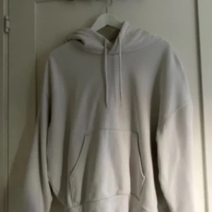 Vit hoodie  - Vit oversized hoodie i storlek S från Weekday, säljer pågrund av att den inte används.