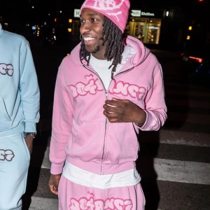 Tracksuit( mössa finns med) - Köpte detta tracksuit ifrån doganic på Instagram, den är i väldigt bra skick och perfekt för vintern. Vill du bara ha klädesplaggen utan mössan sänker jag självklart priset. 