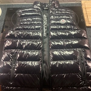 Svart väst - Säljer min svarta väst eftersom att den aldrig används. Västen har knappast använts och är i princip ny. Den är i storlek Small för män