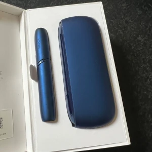 Iqos  - 2 fodral ingår. Ett champagne färgat som är använt och ett blått som inte är använt. Allt på bilderna ingår 