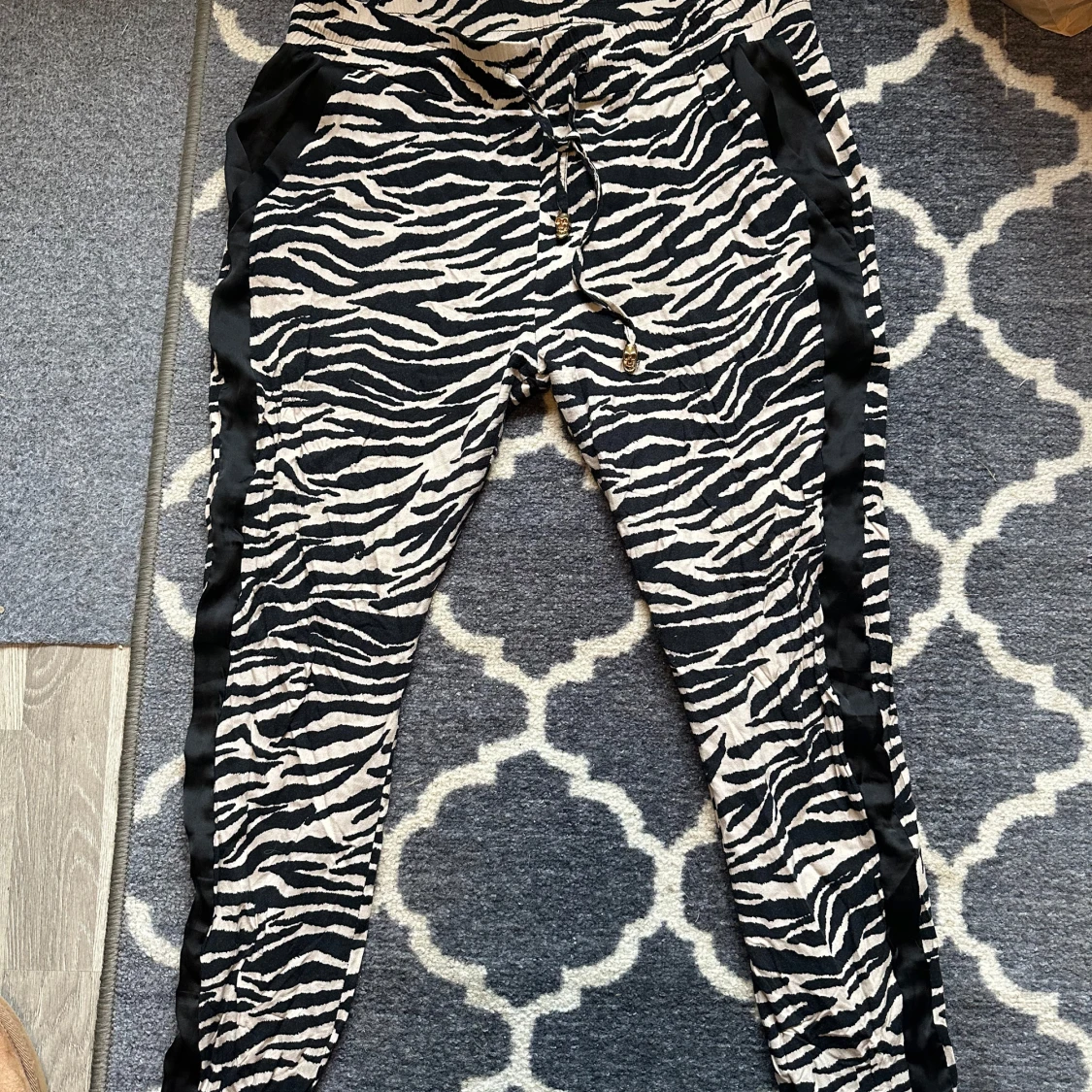 Zebramönstrade byxor från FAV
