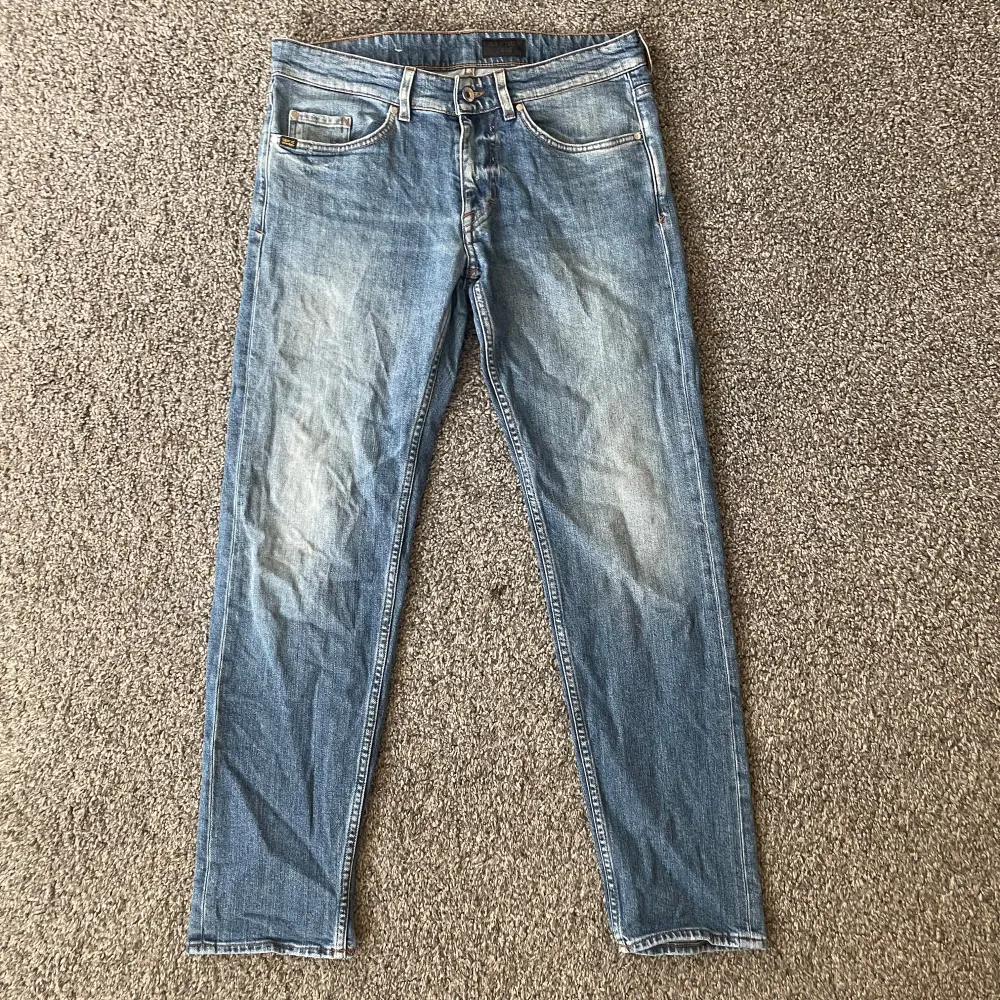 Riktigt feta tiger jeans i väldigt bra skick. Kommer sälja väldigt mycket till vintern så gå in och kolla i min profil, tveka inte med frågor!. Jeans & Byxor.