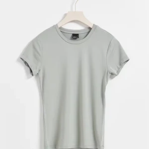 Tajt Gina t shirt  - Säljer denna knappt använda tajta tröjan ifrån Gina tricot. Använd typ en gång så inte alls sliten . Den är turkos färgad.