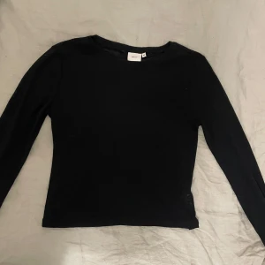 Svart mesh topp - Jätte fin mesh top med otroligt skönt material och stretchig💞Använder den ej därav säljer jag den.