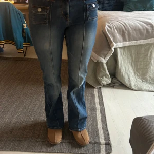Lågmidjade bootcut jeans - Lågmidjade jeans i en urtvättat färg med detaljer framtill🩵 inga fickor baktill i storlek 38💥