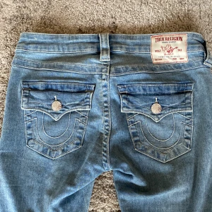 True religion jeans - Ett par jätte snygga true religon jeans bootcut low waist, säljer då de är för stora för mig, ny pris 1300 skriv privat om frågor, betalar inte för frakt