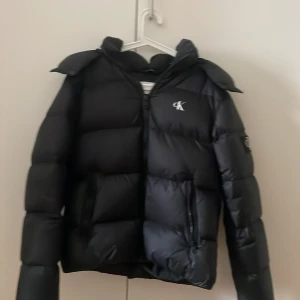 Calvin Klein Dunjacka - Aschysst Calvin Klein vinterjacka säljs nu i storlek S. Bra skick. Kontakta för mer frågor!