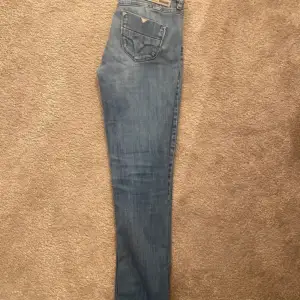 Lågmidjade jeans som är för små för mig❤️ Midjemått: 35,5cm Innerbenslängd: 77,5 Byxorna är rätt stretchiga 