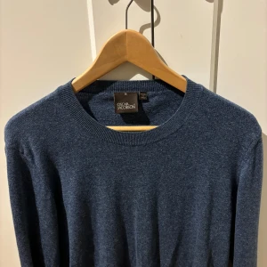 Oscar Jacobson tröja - Säljer en stilren blå tröja från Oscar Jacobson, tillverkad i Italien ! Tröjan har en klassisk rund halsringning och är perfekt för både vardag och fest ! Mycket bra skick, endast använd ett fåtal gånger ! Dm vid intresse och fler bilder ! 