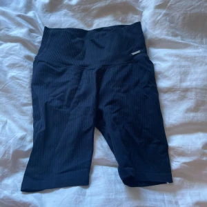 Aimn shorts  - Snygga shorts i en marinblå färg. För små för mig när jag köpte dom så aldrig kunnat använda dom 