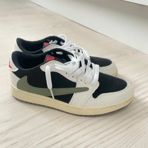 Jordans Travis scots  - Ny skick/oanvända, bara testade Jordans travis strl 38