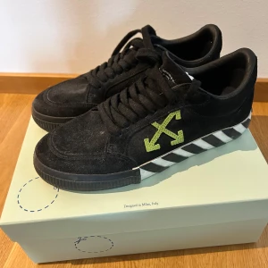 Off white low vulcanized skor - Saknar off white tag. Som nya i kvalitet (använda 2 gånger), original låda finns kvar, även kvitto. Beställda från officiella off-white sidan. Nypris ligger idag på ungefär 5 tusen enligt stockx.