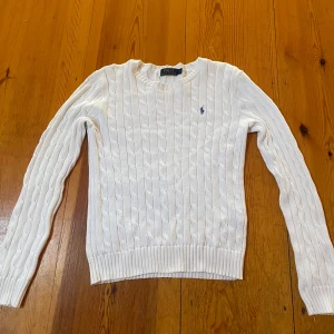 Ralph Lauren  - Hej säljer min Ralph Lauren tröja då den inte passar mig längre. Den är i storlek S och i jättefint skick. Perfekt när man ska ut!😁