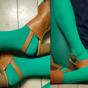 Färgade strumpbyxor emerald/turkos S/M - Nyskick. Lite varmare turkos, väldigt svår att få på bild, men typ emerald/teal men stark/skrikig. Uppskattad storlek.