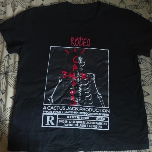 Travis Scott T-shirt - Använd typ bara 1 gång då den inte passar mig tyvärr