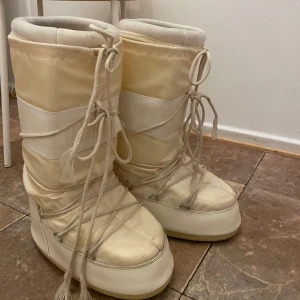 Moonboots gyal - Säljer mina moonboots, dom är i ganska bra sick använd 4-5 gånger förra vintern. Dom är i storlek 40-41 men är mindre i verklighet skulle gissa på 39? priset diskuteras☺️