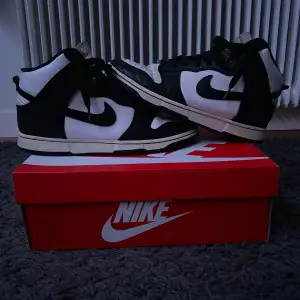 Tja jag säljer dessa panda dunks i storlek 43. Skick 8/10. Inga skador förutom vecken framtill. Box ingår. Hör av er om ni har några frågor om skorna eller priset!😁