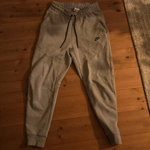 Nike tech byxor - Säljer pågrund av att de inte kommer till användning, jag köpte byxorna i Nike butiken för 1300kr. Mitt pris är 500. Storlek S i vuxenstorlek. Inga hål eller defekter och knappt använda 