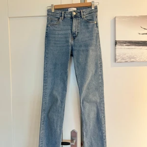 Zara jeans!  - Superfina jeans från Zara! Knappt använda och är i nyskick! Storlek 36