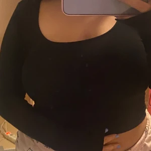 Svart långärmad tröja  - Väldigt skön tröja men öppningar vid ärmarna. Använd många gånger men  fortfarande bra skikt 💞