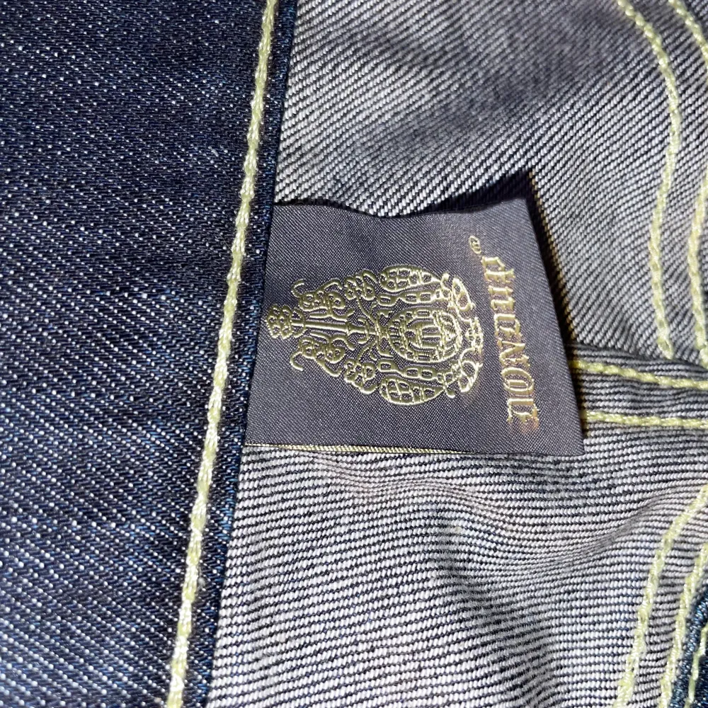 Säljer ett par snygga mörkblå jeans från Dondup. Handgjorda i Italien och är i mycket bra skick. Storlek 40 och är till någon som är lite bredare. Nypris 3000-4000kr. Jeans & Byxor.