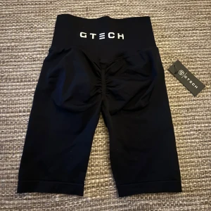 Gtech träningsshorts - HELT NYA med lapp kvar!!! Svarta bikershorts från Gtech. Superfina och jättesköna🥹 Säljer pga de är lite för tighta i låren för mig. Är 175 cm för referens⭐️  Nypris: 399kr