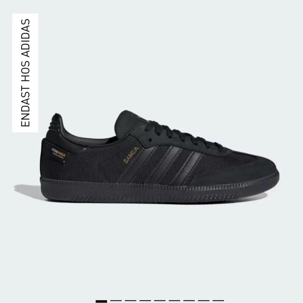 Snygga och stilrena svarta Adidas Samba sneakers.Fråga om bilder.Ny Pris 1449kr andvända 1 gång helt ny skick . Skor.