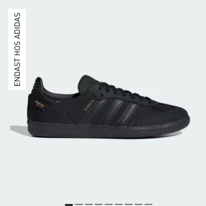 Svarta Adidas Samba storlek 37 - Snygga och stilrena svarta Adidas Samba sneakers.Fråga om bilder.Ny Pris 1449kr andvända 1 gång helt ny skick kan gå ner vill bara bli av med de