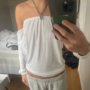 Vit top som är off the shoulder