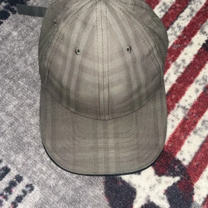  keps Burberry - Burberry keps storlek xl med passar alla jag har S och har använt den den passar mig kepsen köpte för flera år sen kanske 6-7 år sedan den finns inte att köpa idag vilket gör den mer eftertraktad den är i hyfsat okej skick säljer för 3500 ny pris var 4500 