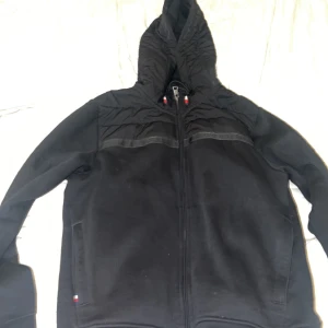 Tommy Hilfiger Hybrid Hoodie - Jack/Hoodie från Tommy hilfiger i princip nyskick