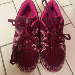 Rosa SOC skor  - Rosa SOC skor, Ny utan prislapp & Storlek 35