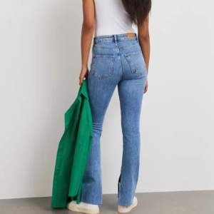 Säljer dessa högmidjade jeans i storlek 38(M) från Ginatricot. Dom har fransar ner till och är långa i benen (jag är 174). Bra skick☺️  Pris kan diskuteras!