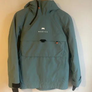 Montec skidjacka - Säljer min skidjacka från montec i storlek XS. Mycket gott skick, den är endast använd i ca 10 dagar och har inga defekter. Jackan är fodrad och modellen heter Dune i färgen Atlantic. Nypris 2299kr. 