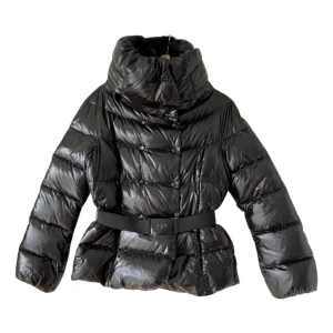 Moncler jacka - Säljer en Moncler jacka, köpt på Vestiaire collective förra vintern. I storlek 2, jätte fint skick.