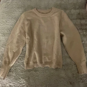 Beige stickad tröja  - Säljer denna fina stickade tröja från dazy!💕