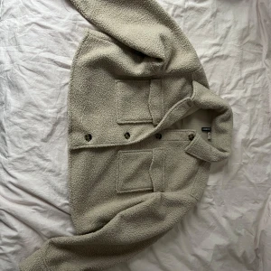 Croppad ”Teddy jacka”.  - Croppad ”Teddy jacka” från H&M i storlek M, beige färg. Köpt för 300 kr men säljer nu för 150 kr. Har bara använts två gånger. Köparen står för frakten 