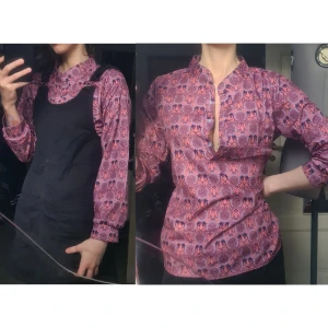 Mönstrad tröja med knäppning  lila/rosa S/M - Fint skick. Tunnt och slätt, lite styvt tyg. 95% polyester, 5% spandex. Uppskattad storlek.