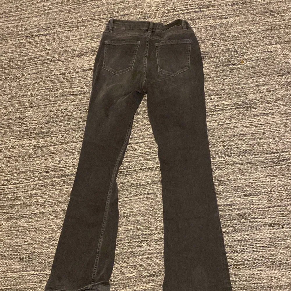 bootcut jeans från gina tricot, storlek 158, inga fläckar, skönt material, mörkgråa, pris=210. Jeans & Byxor.