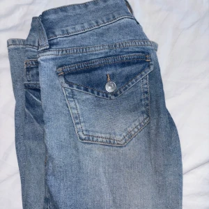 Low waist jeans  - Jätte snygga low waist jeans från hm som varit jätte populära💕 säljer då dem inte andväns längre💕 lite urtvättade annars jätte fina💕