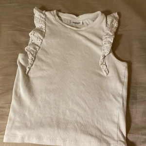 Linne med volanger/blus - Ett linne/blus med volanger 