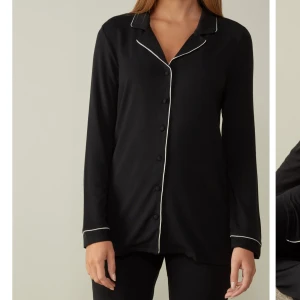 Intimissimi pyjamas  - Pyjamas sett från Intimissimi. Köpt för 980kr tillsammans men säljer för 700kr, knappt använt! Byxorna är i storlek S och tröjan är i storlek M men passar också storlek S.💗