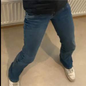 Säljer dessa ltb jeans då jag behöver en storlek mindre. Dom har används men köptes för ca 3 veckor sedan så dom är fortfarande i väldigt bra skick. Dom är bootcut men syns inte så bra🩷 skriv om ni har frågor❤️ nypris: 1139kr