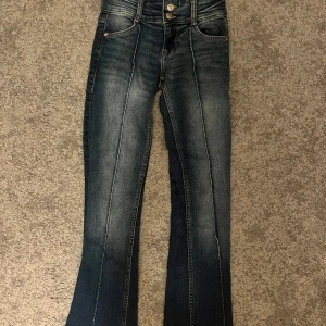Lågmidjade Jeans - SUPERSNYGGA lågmidjade jeans med pressveck från Bershka i en superfin mörkblå tvätt💖💖Storlek 32 och i väldigt fint skick!! 