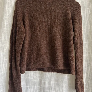 Brun stickad tröja - Fin tröja från Gina! Inte så använd så ännu i bra skick💞tajt med lite flareade ärmar