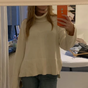 Part Two polotröja - Jätte fint skick, bara använt ett fåtal gånger. Väldigt skönt material.  !Nypris ca 1500kr!