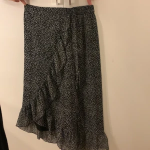 Kjol - Gammal kjol från vero moda som  inte kommer till användning. 